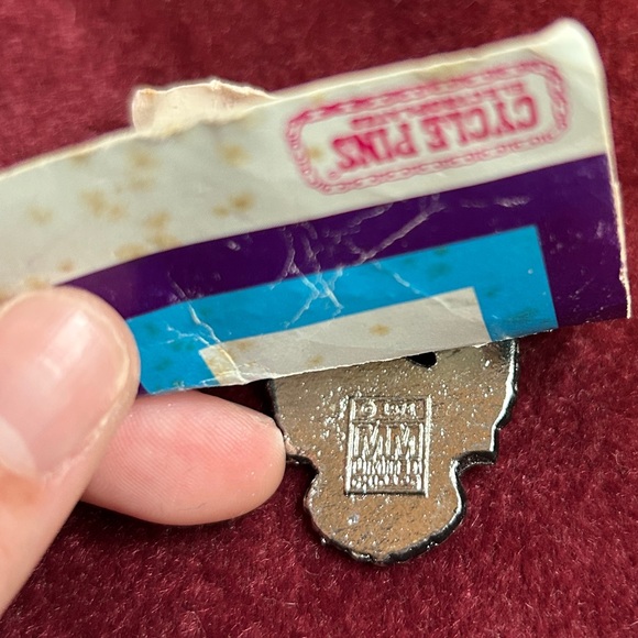 *RARE* SUZUKI MOTORCYCLES VINTAGE PIN CYCLE PINS 1970’s RARE PIN - Picture 2 of 3